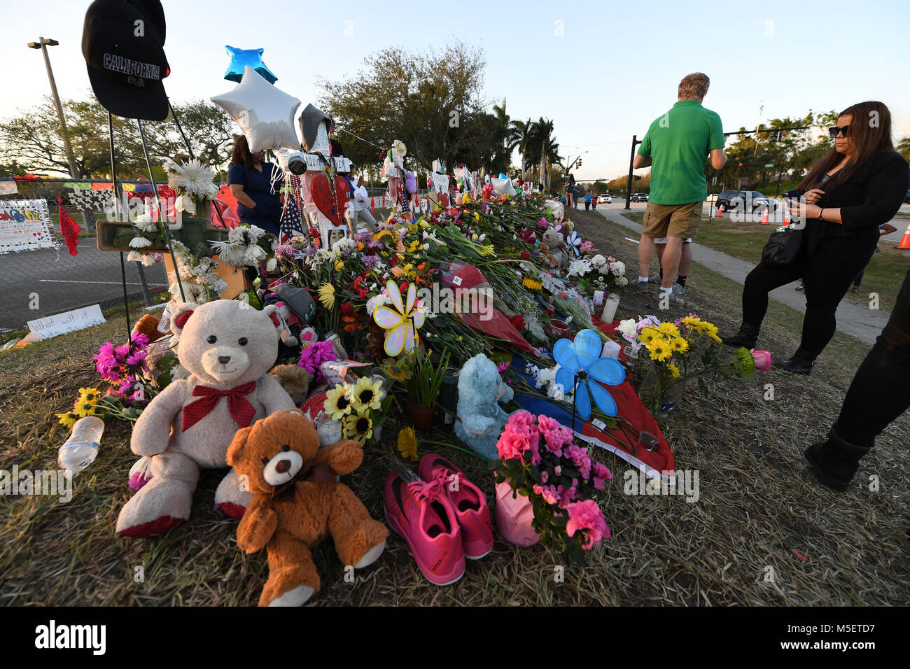 Parkland , USA. 22nd Feb, 2018. A General view of a make shift memorial ...