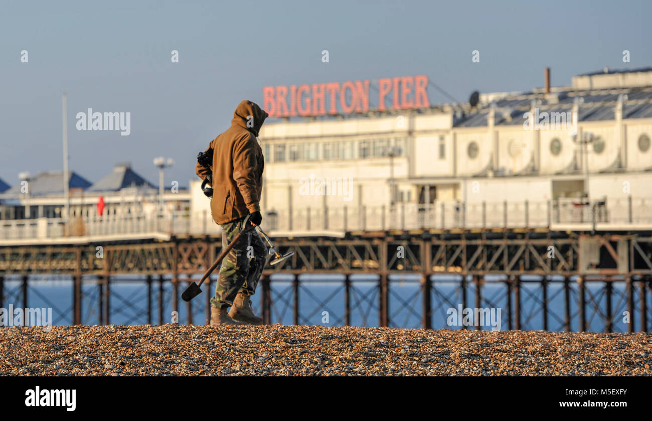 Metal detecting on beach uk hires stock photography and images Alamy