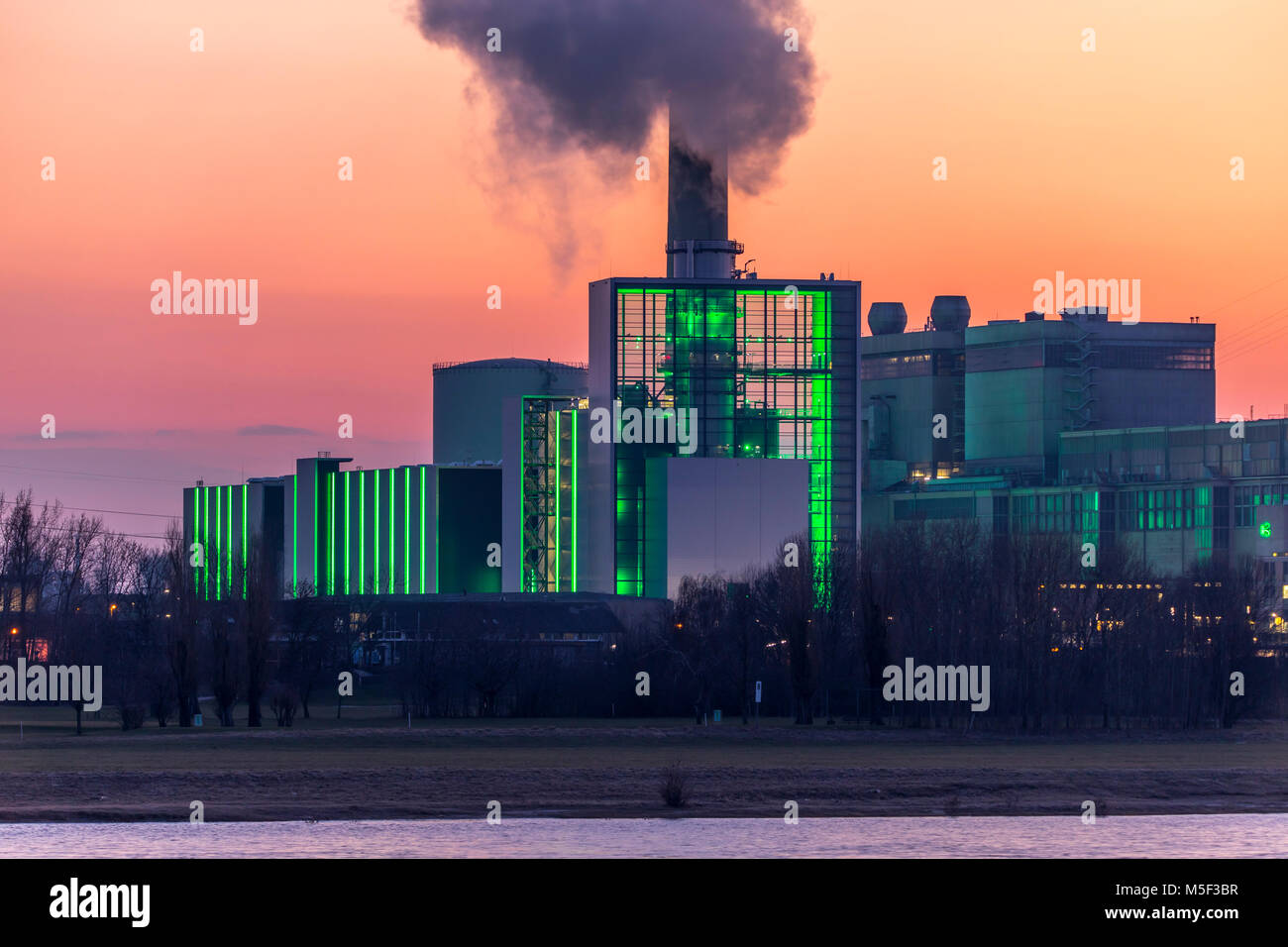 The Lausward power plant in Dusseldorf, gas and steam turbine power ...