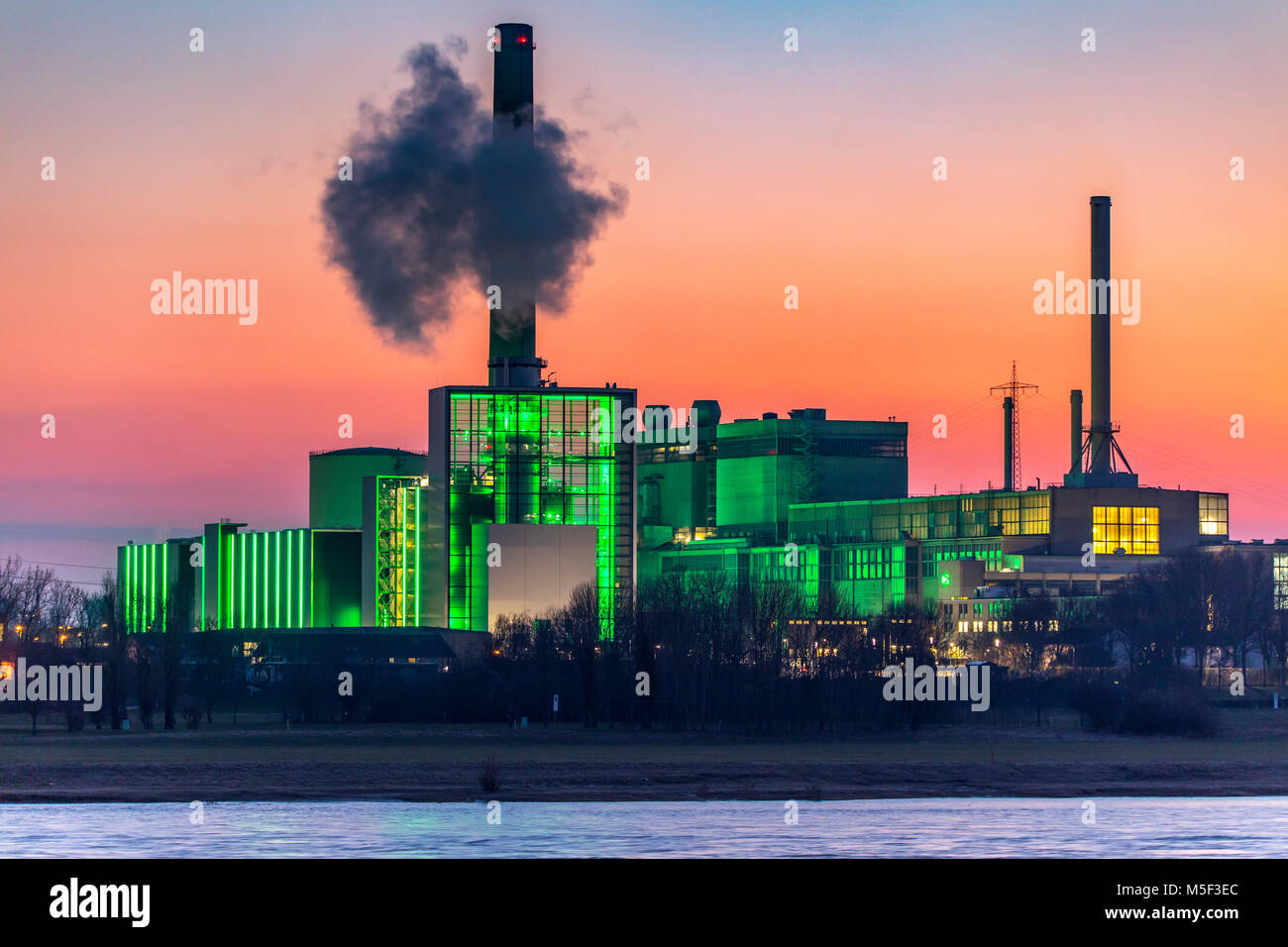 The Lausward power plant in Dusseldorf, gas and steam turbine power plant  operated by Stadtwerke Düsseldorf and EnBW, in the port of Dusseldorf on  the Stock Photo - Alamy