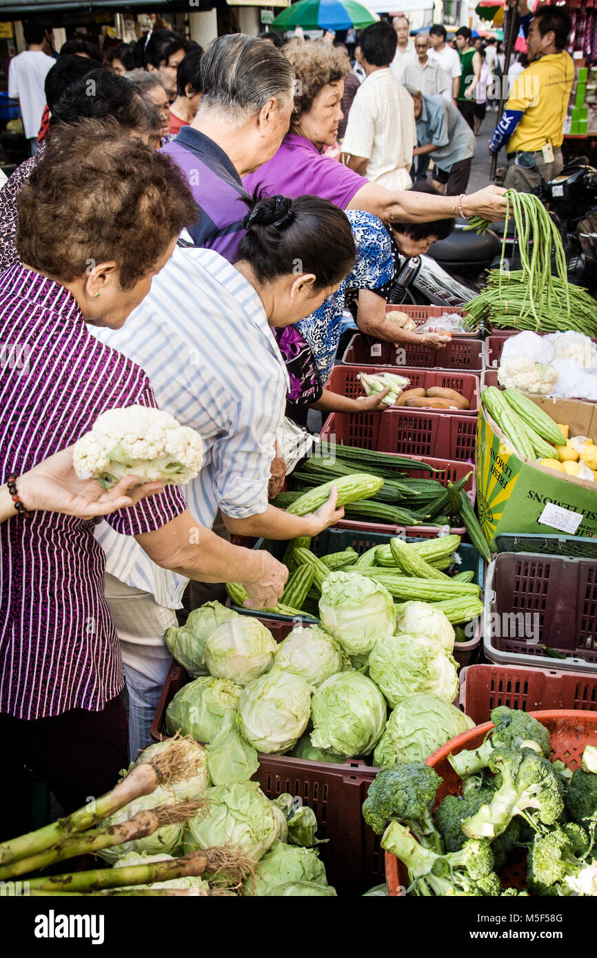 https://c8.alamy.com/comp/M5F58G/malaysian-grocery-shoppers-in-a-shopping-frenzy-at-a-vegetable-market-M5F58G.jpg