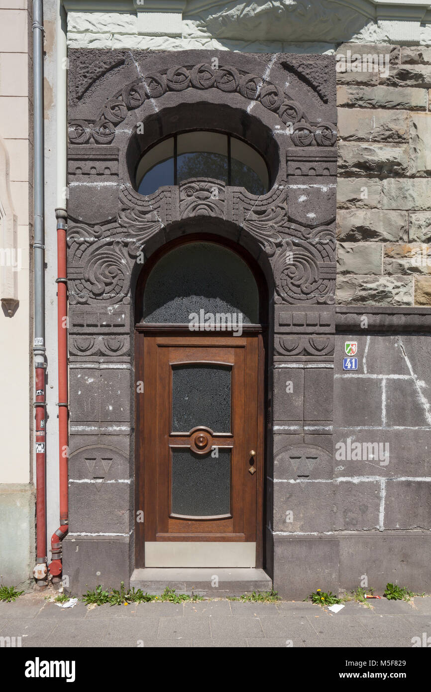 Old house door, Severinsviertel, Cologne, North Rhine-Westphalia, Germany, Europe  I Hauseingang, Tür,  Wohngebäude, Altbaute, Ubierring, Severinsvier Stock Photo