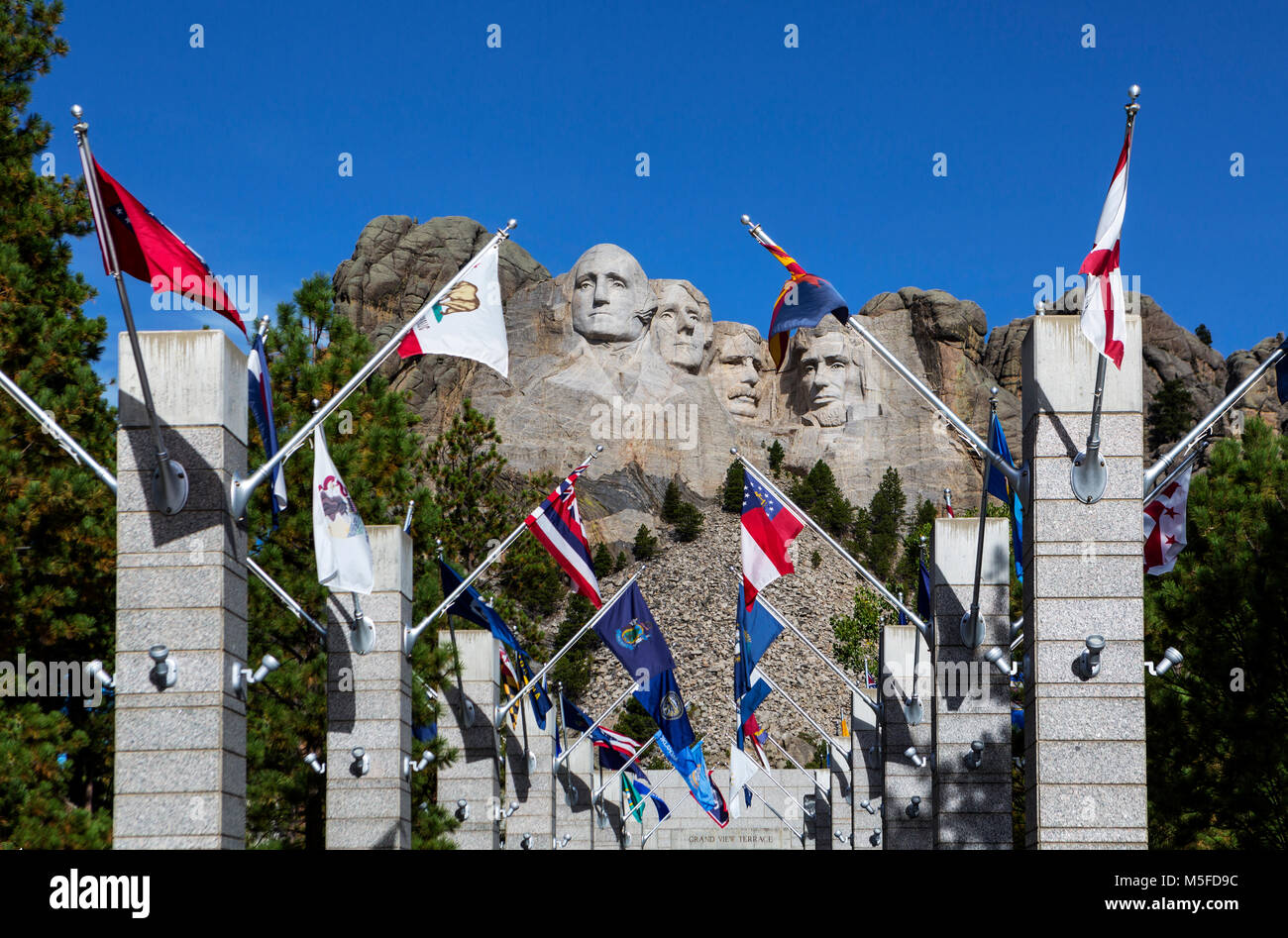 SD00029-00...SOUTH DAKOTA - Avenue Or The Flags and presedents Georg Washington, Thomas Jefferson, Theodore Roosevelt and Abraham Lincoln carved into  Stock Photo