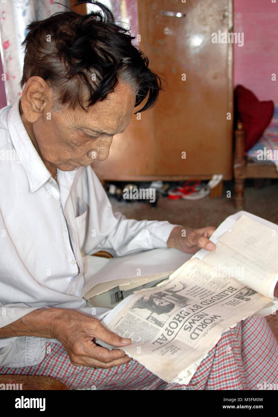 man reading newspaper, bhopal disaster, madhya pradesh, India, Asia Stock Photo