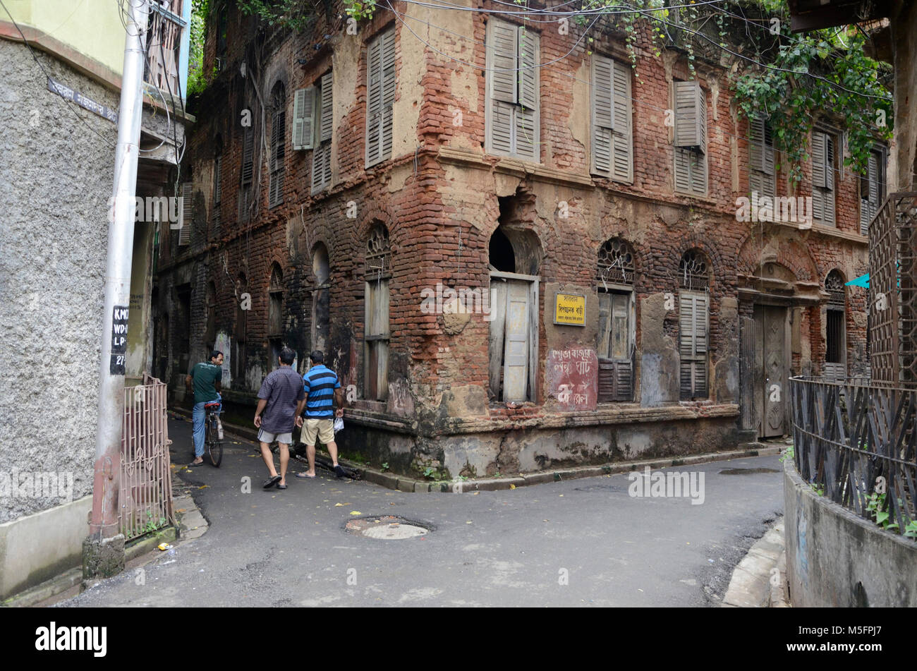 Calcutta street houses hires stock photography and images Alamy