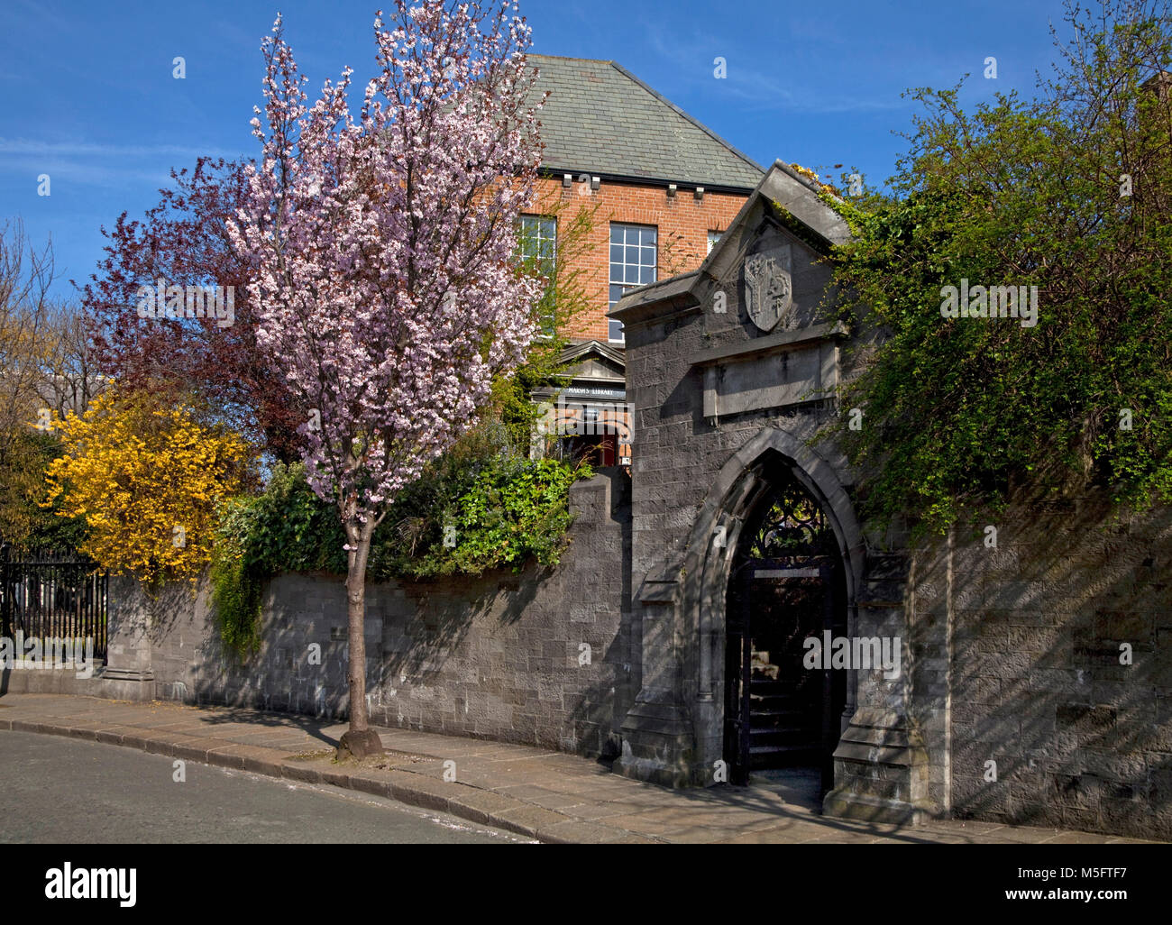 Gateway to Marsh's Library ( red brick building), built 1707 and the first public library in Ireland, St. Patrick's Close, Dublin City. Stock Photo