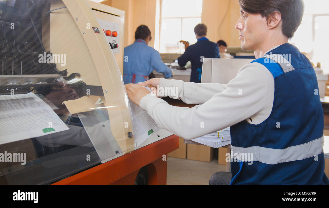 Machine Operator Printing Stock Photos & Machine Operator Printing