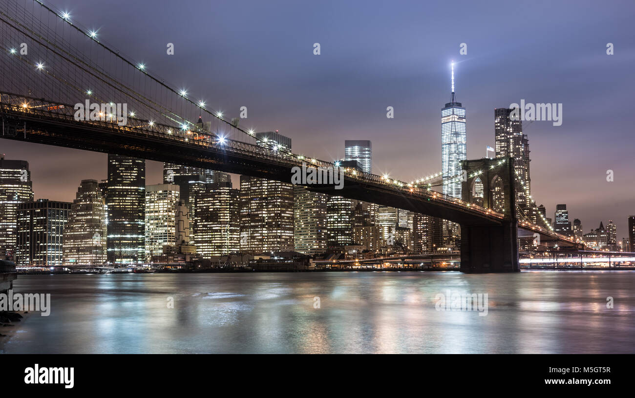 Brooklyn bridge and New York City Manhattan downtown skyline at dusk ...