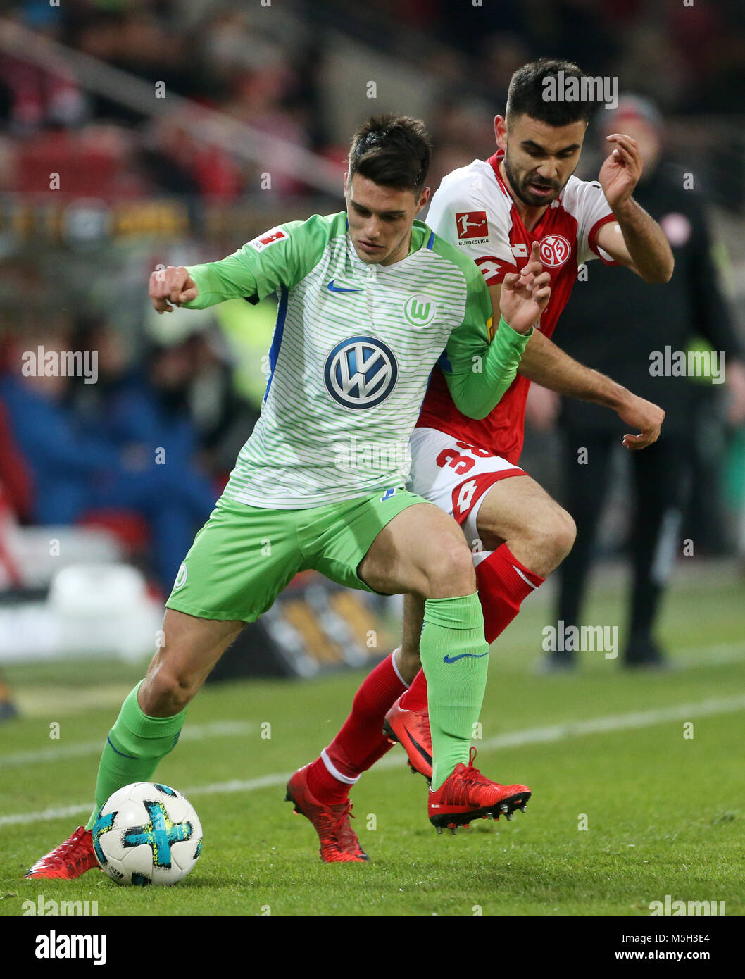 23 Febuary 2018, Germany, Mainz: German Bundesliga soccer match between FSV Mainz 05 and VfL Wolfsburg, Opel Arena. Mainz's Gerrit Holtmann (R) and Wolfsburg's Josip Brekalo vie for the ball. Photo: Thomas Frey/dpa - Nutzung nur nach vertraglicher Vereinbarung Stock Photo