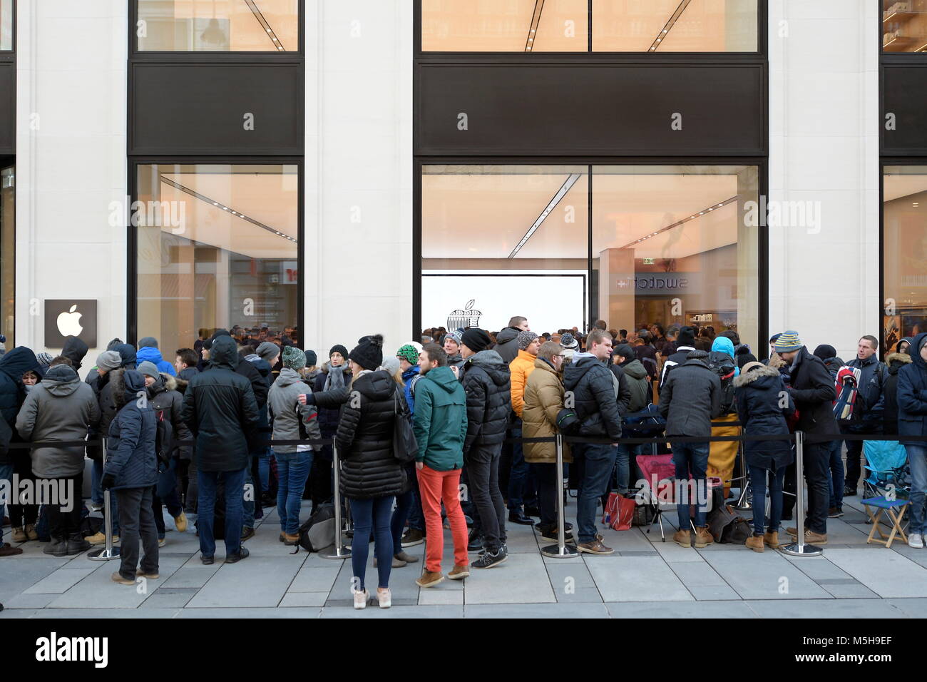 Vienna, Austria. February 24, 2018. This Saturday, the Apple Store in  Vienna in Kärtner Strasse opens the 501st official Apple location and the  112th in Europe. Picture shows Apple customers waiting for
