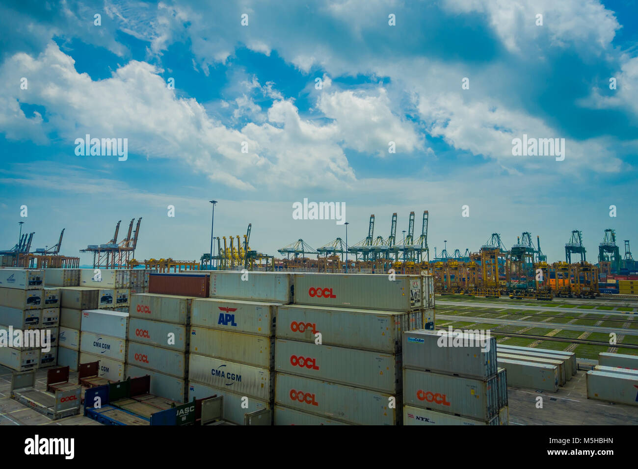 Bulk carrier ship in singapore hi-res stock photography and images - Alamy