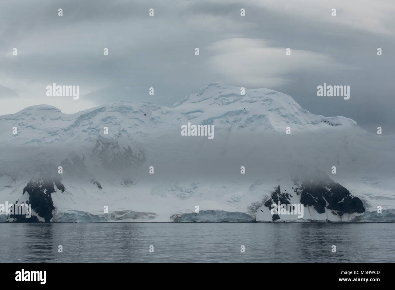 Antarctica, South Shetland Islands. Countryside view near Half Moon Bay and Yankee Harbour. 60Â°36'21' S 59Â°43'59' W Stock Photo