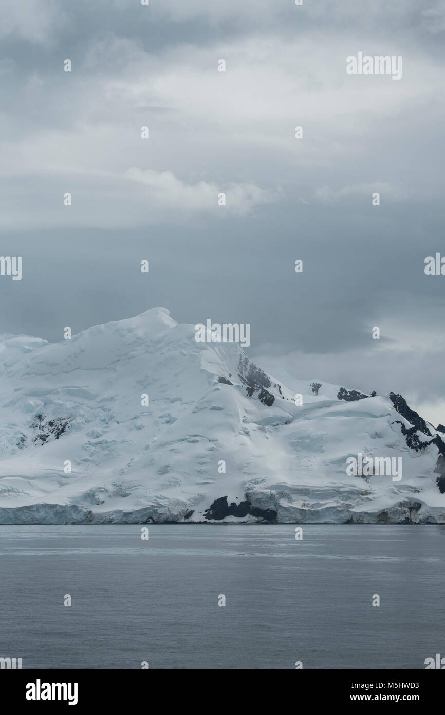 Antarctica, South Shetland Islands. Countryside view near Half Moon Bay and Yankee Harbour. 60Â°36'21' S 59Â°43'59' W Stock Photo