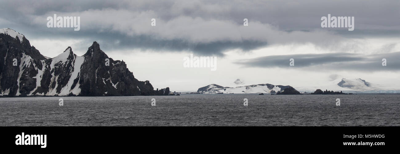 Antarctica, South Shetland Islands. Panoramic countryside view near Half Moon Bay and Yankee Harbour. 60°36'21' S 59°43'59' W Stock Photo