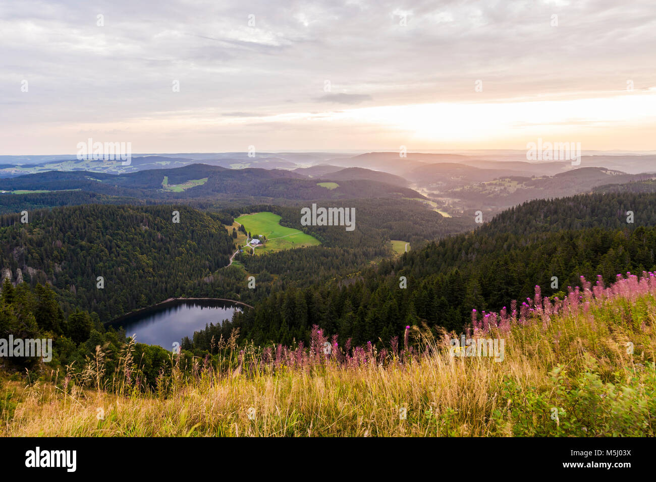 Deutschland, Baden-Württemberg, Schwarzwald, Hochschwarzwald, Blick vom Feldberg über den Feldsee, Sonnenaufgang Stock Photo