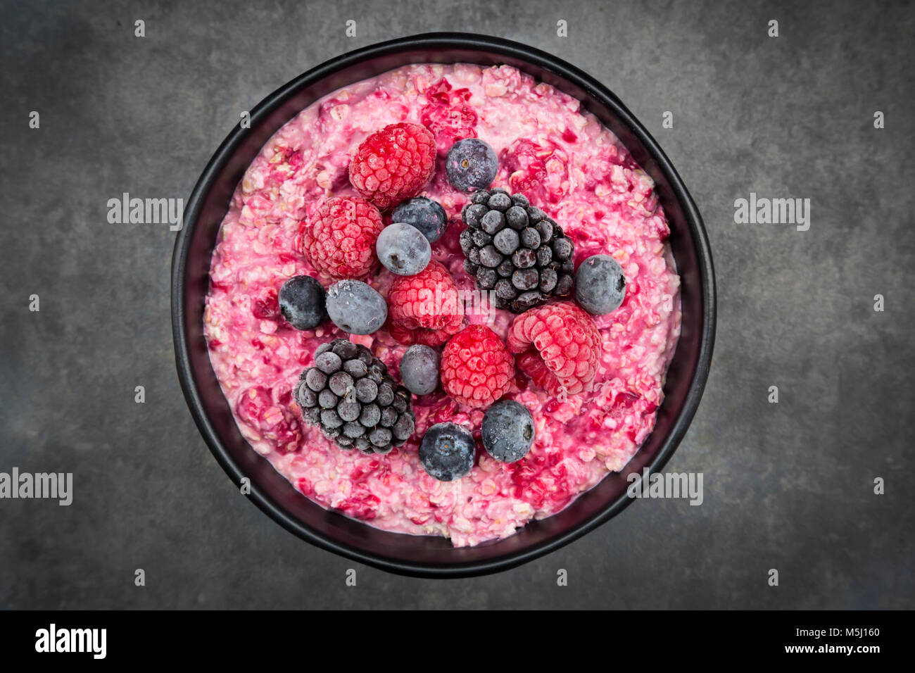 Overnight Oats mit frozen berries Stock Photo