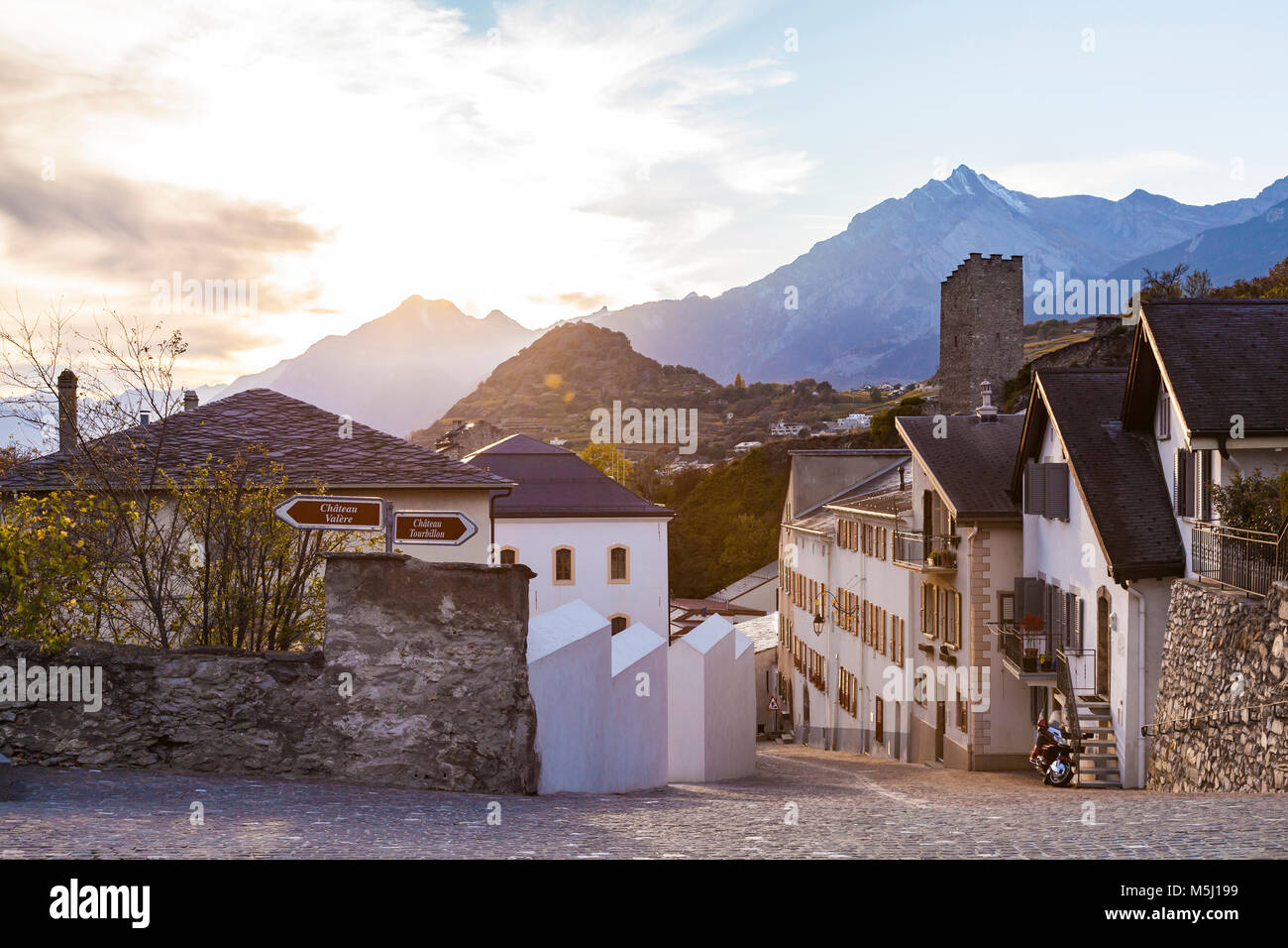 Schweiz, Kanton Wallis, Rhonetal, Sitten, frz. Sion, Stadtansicht, Altstadt Stock Photo