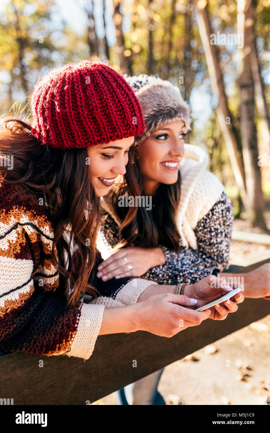Two pretty women hi-res stock photography and images - Alamy