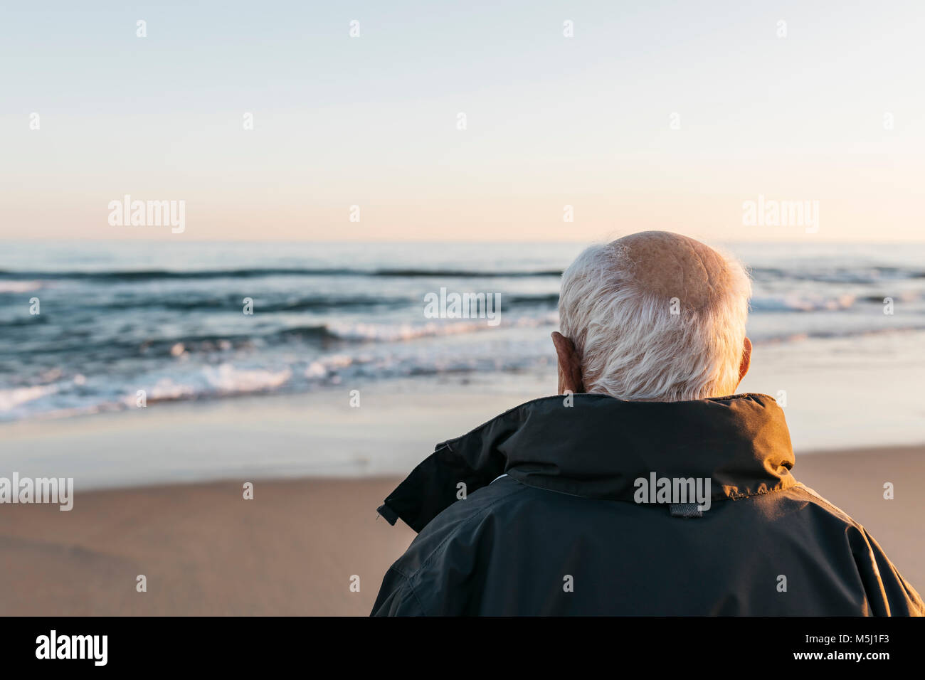 Lonely looking man hi-res stock photography and images - Alamy