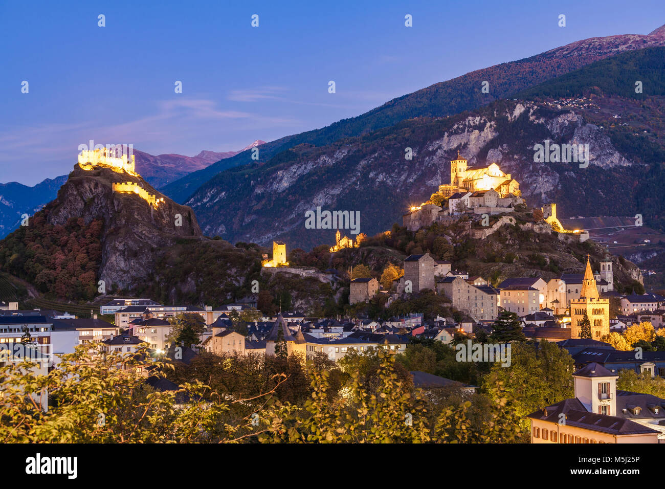 Schweiz, Kanton Wallis, Rhonetal, Sitten, frz. Sion, Stadtansicht, Altstadt mit Burg Tourbillon, Notre-Dame de Valère und Notre Dame du Glarier Stock Photo