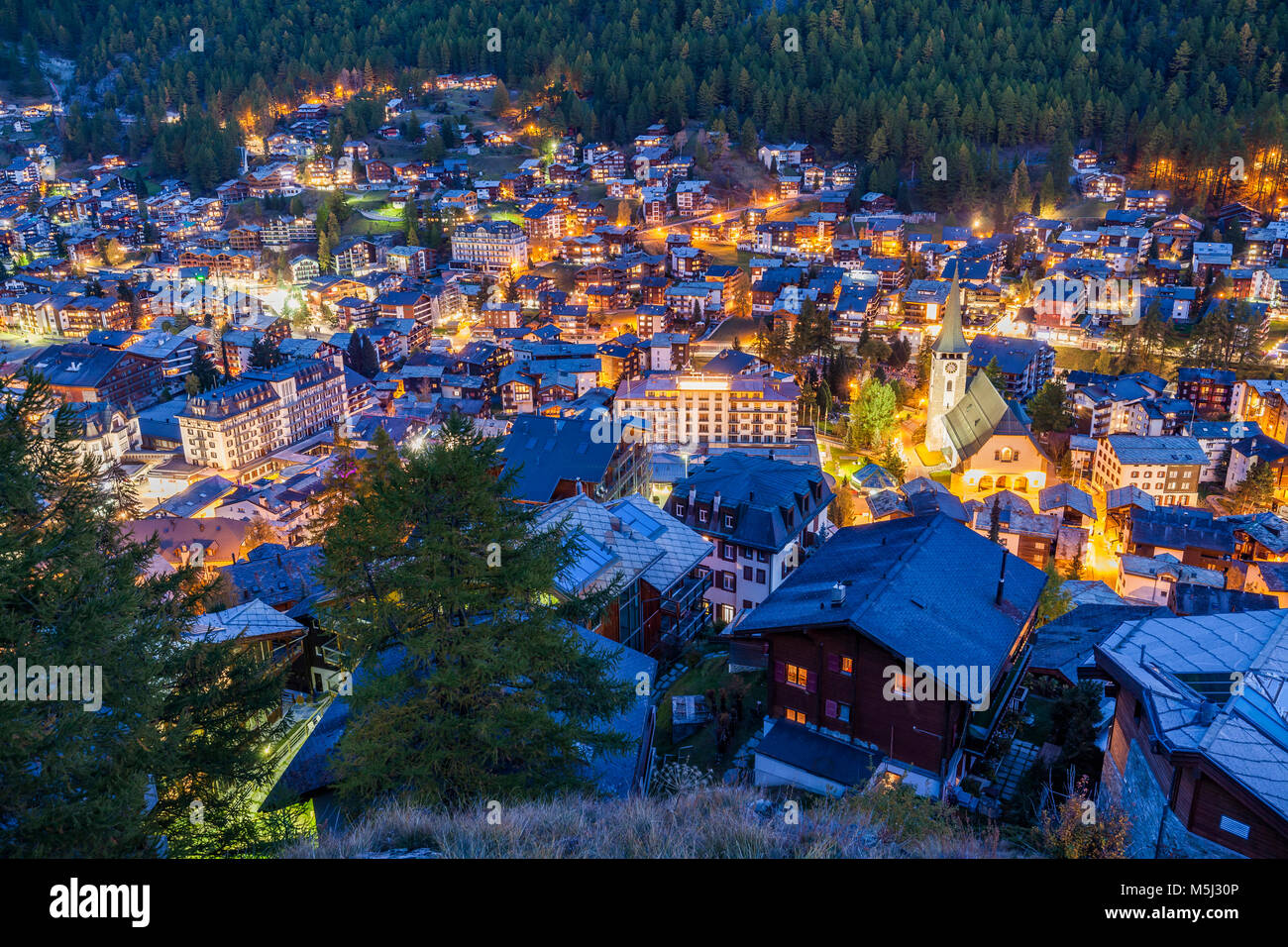 Schweiz, Kanton Wallis, Zermatt, Ortsansicht, Kirche, Hotels, Chalets, Ferienhäuser, Ferienwohnungen Stock Photo