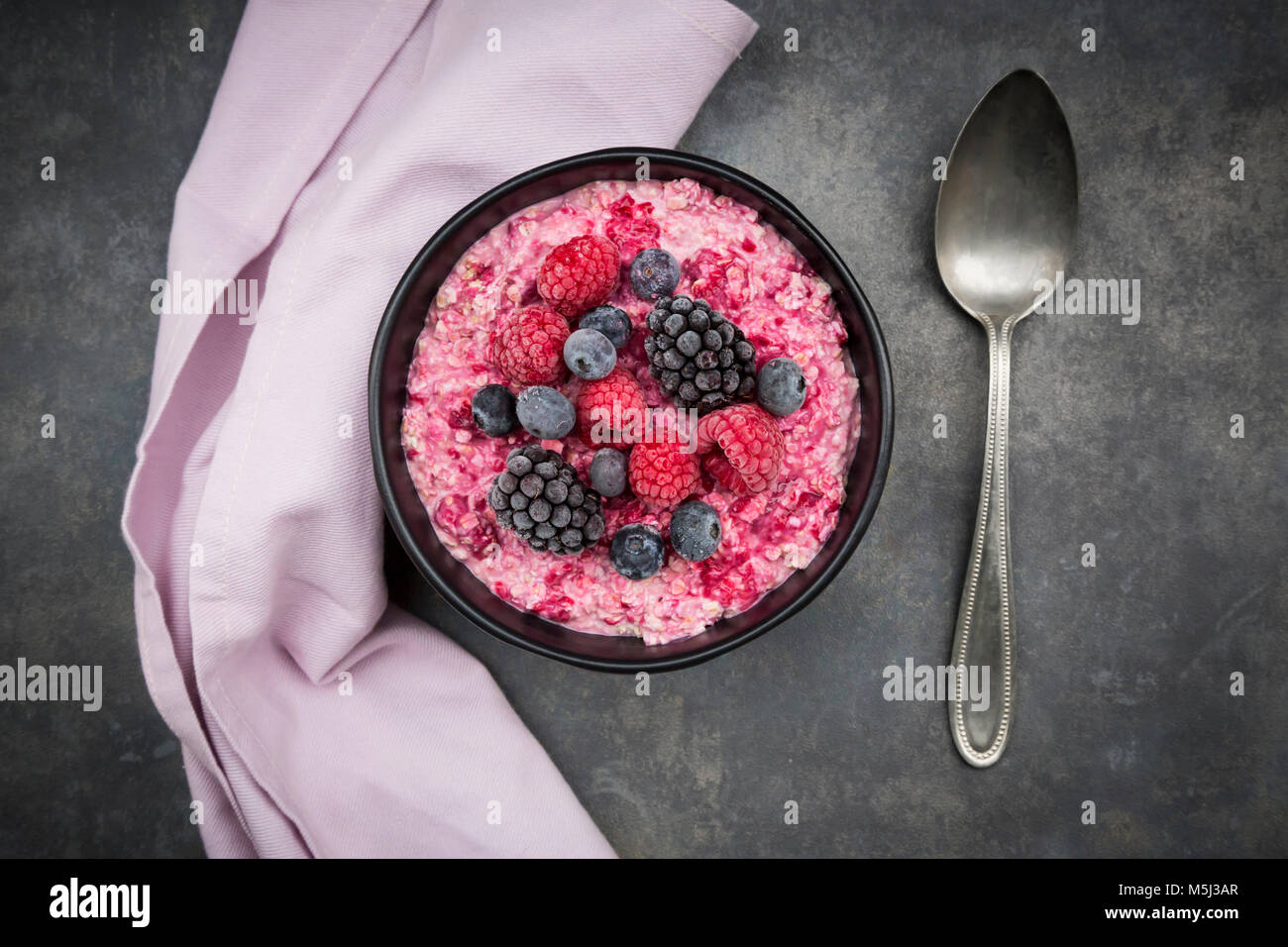 Overnight Oats mit frozen berries Stock Photo