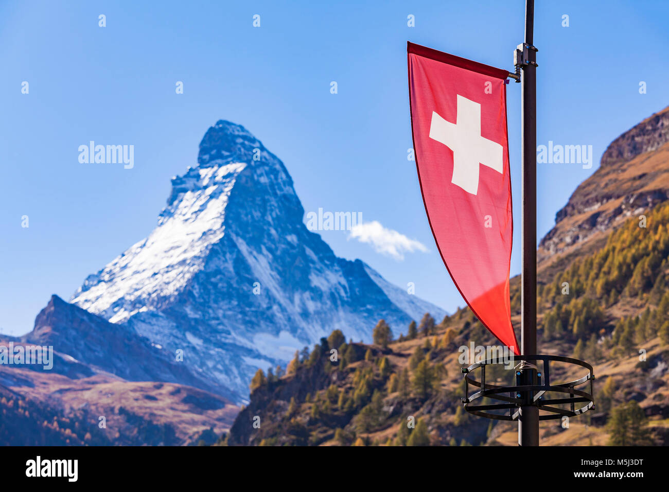 Schweiz, Kanton Wallis, Zermatt, Matterhorn, Schweizer Flagge, Fahne Stock Photo