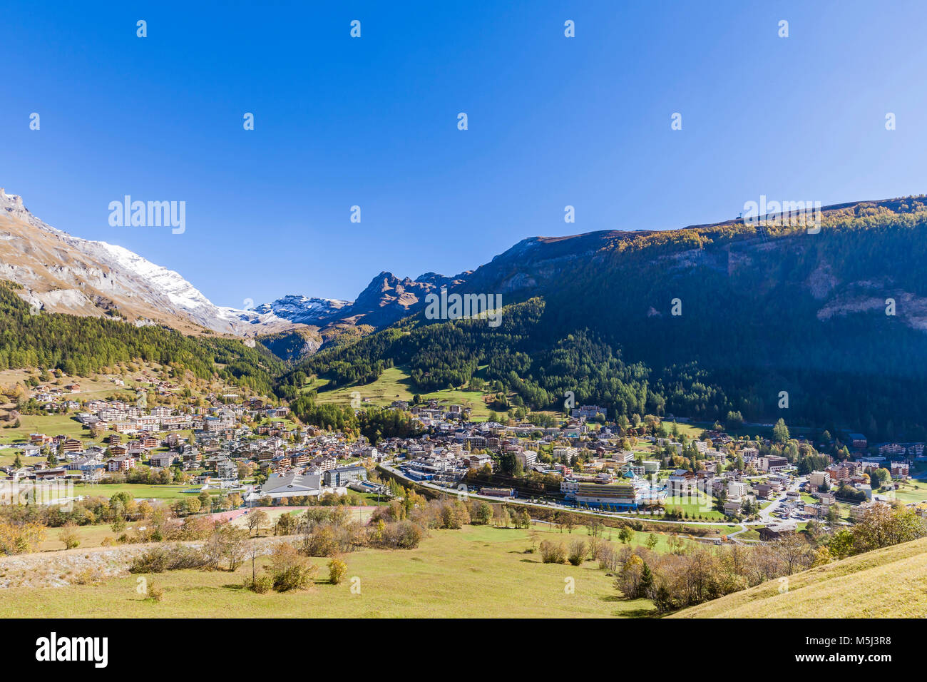 Schweiz, Kanton Wallis, Leukerbad, Ortsansicht, Bergmassiv Torrent, Thermalkurort, Wintersportort, Herbst Stock Photo