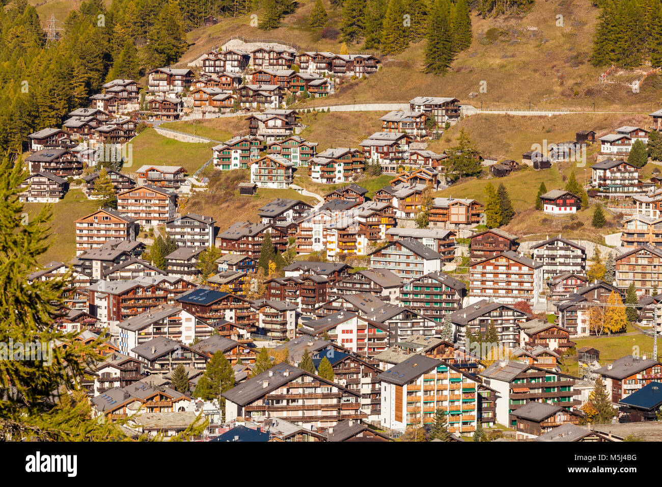 Schweiz, Kanton Wallis, Zermatt, Ortsansicht, Chalets, Ferienhäuser, Ferienwohnungen Stock Photo