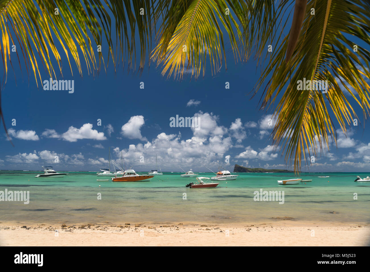 Yachten am Bain Boeuf Public Beach und die Insel Coin de Mire, Cap Malheureux, Riviere du Rempart  Mauritius, Afrika,  | Yachts at Bain Boeuf Public B Stock Photo