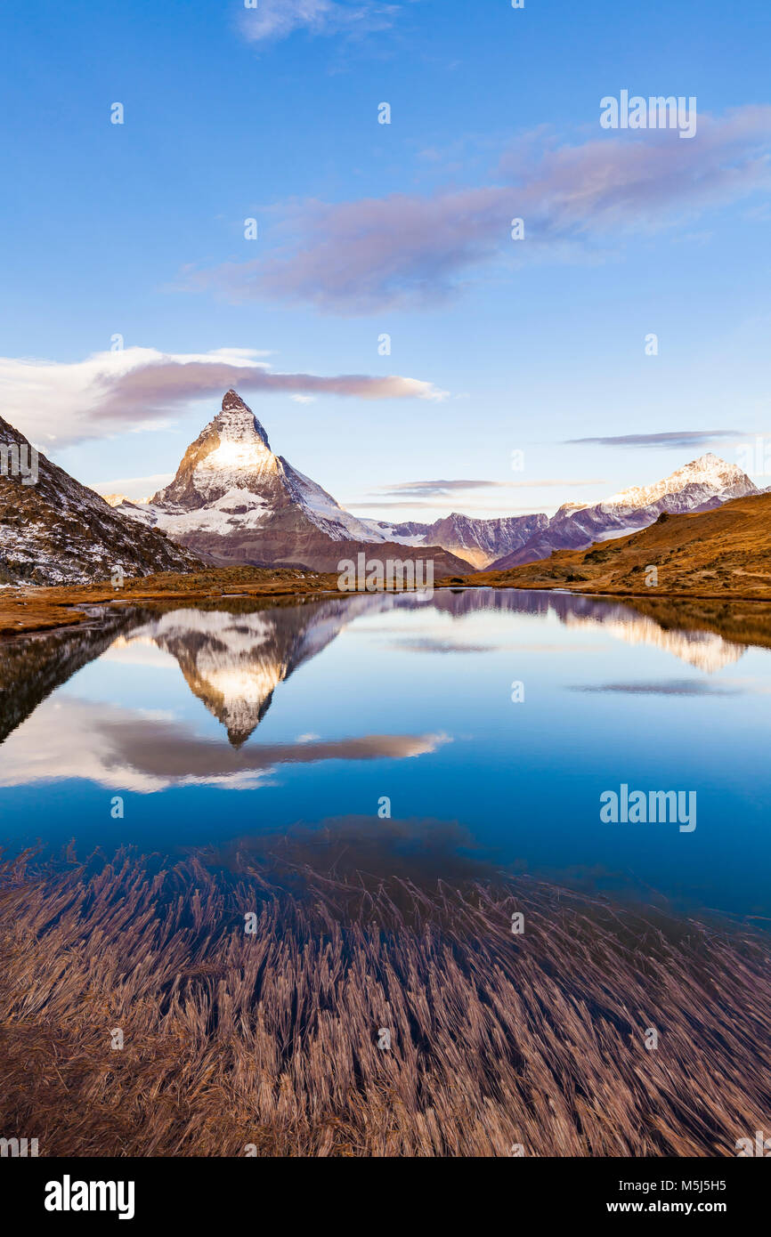 Schweiz, Kanton Wallis, Zermatt, Matterhorn, Riffelsee, Bergsee, Sonnenaufgang Stock Photo