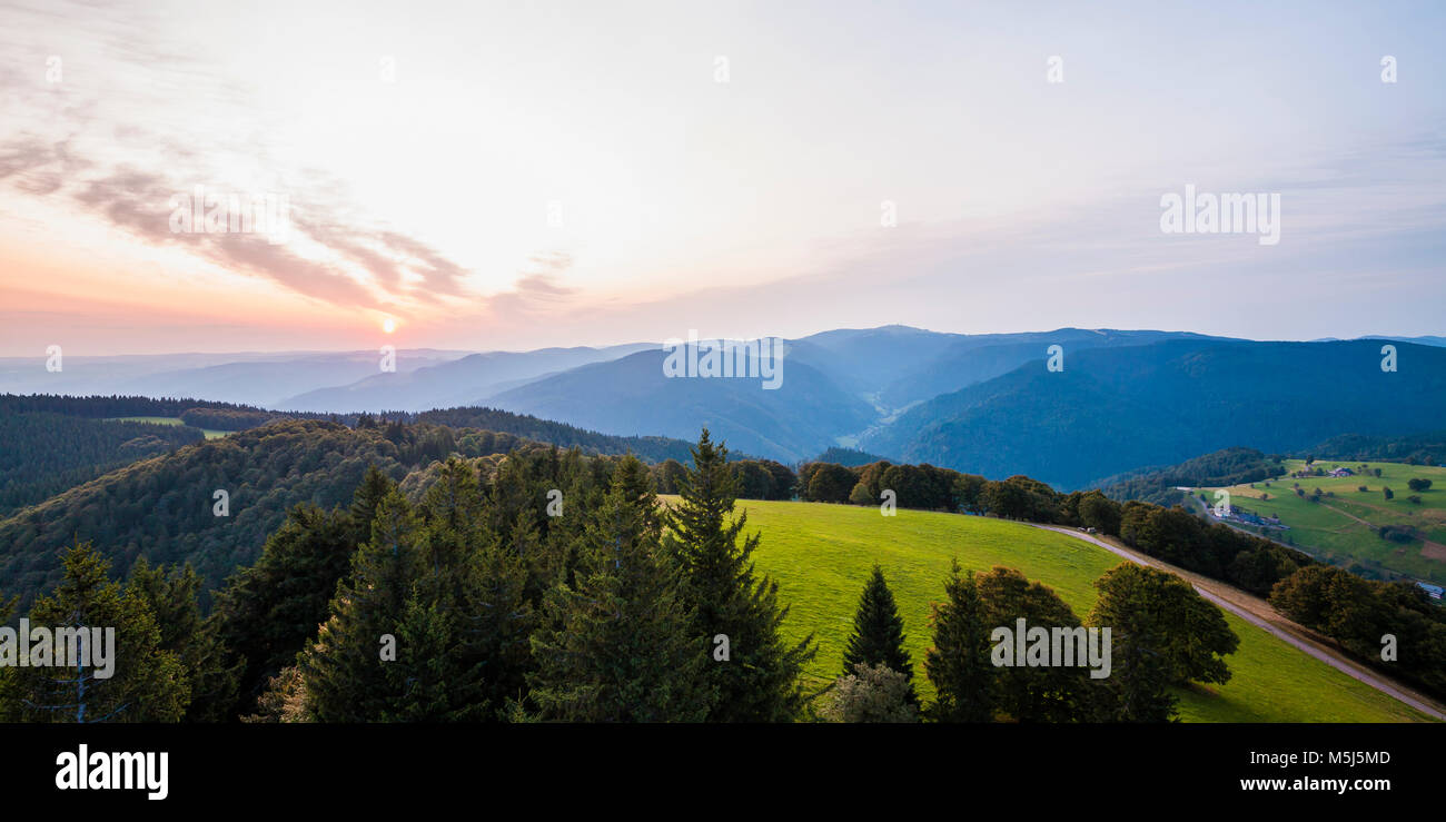 Deutschland, Baden-Württemberg, Schwarzwald, Hochschwarzwald, Blick vom Schauinsland, Wald, Sonnenaufgang Stock Photo