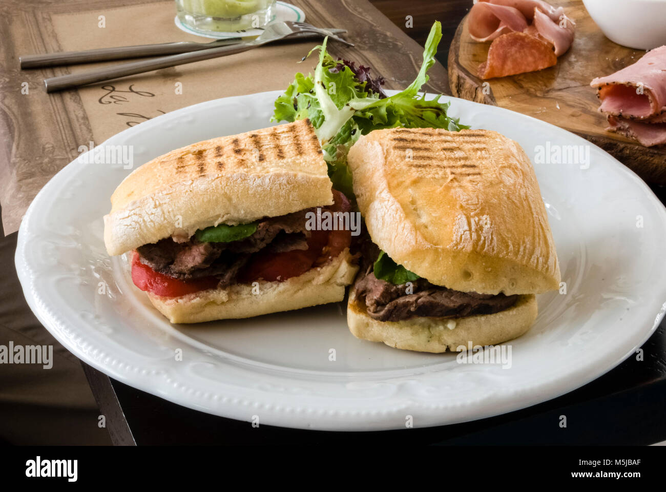 Sándwich de delicatessen hi-res stock photography and images - Alamy, image size:1300x960