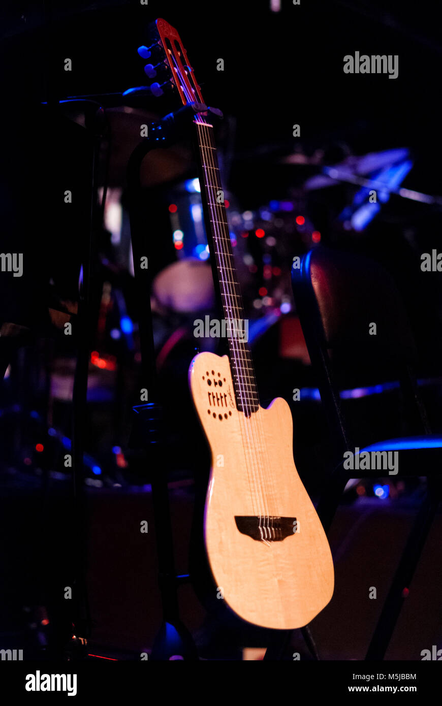Guitarra, batería e instrumentos en escenario / Guitar, drums, and other instruments on stage. Stock Photo