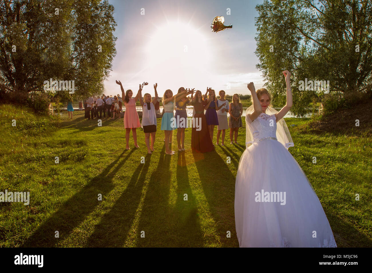 The bride throws a bouquet Stock Photo Alamy