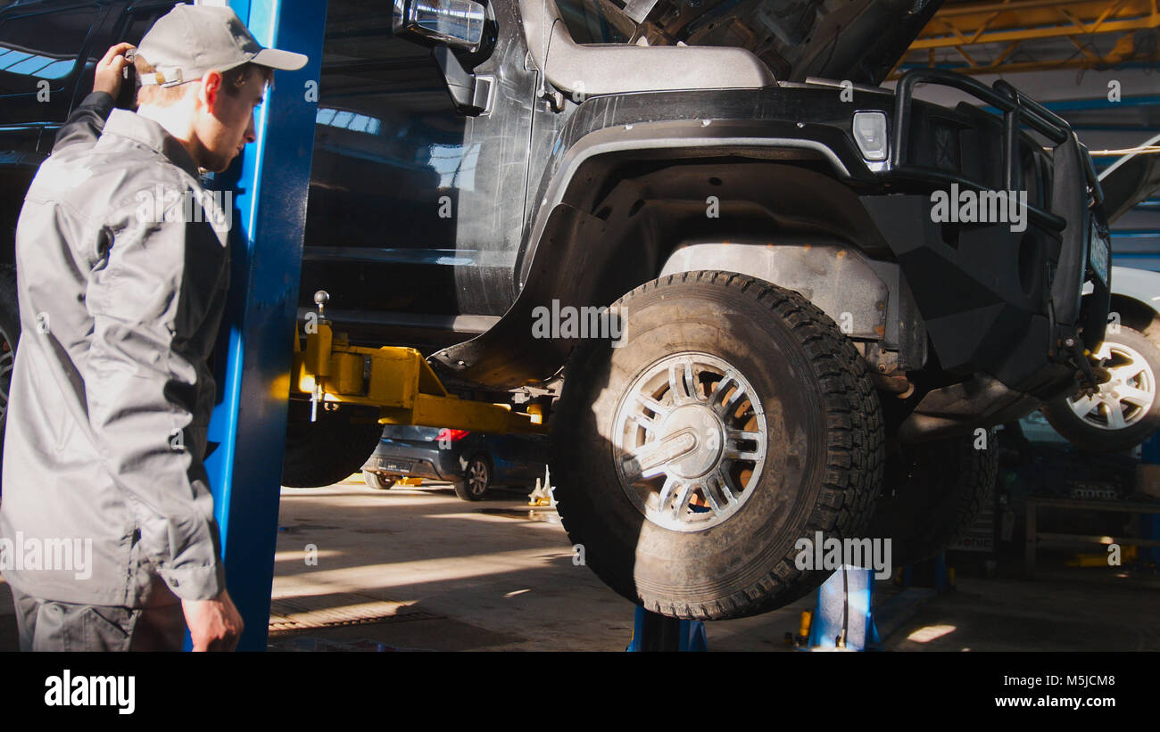 Mechanic lifts suv in hi-res stock photography and images - Alamy
