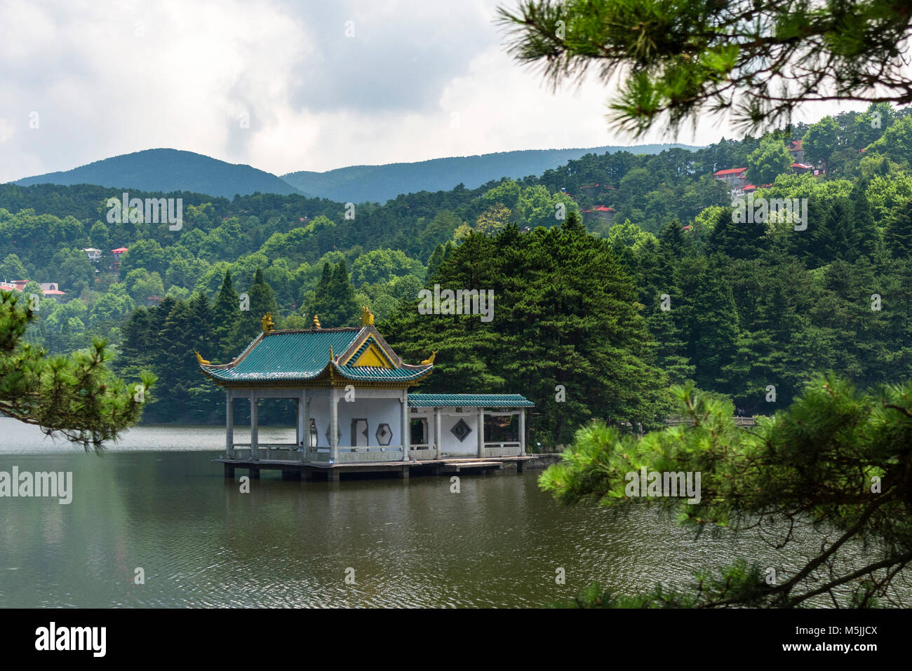 Pavilion at Lulin Lake on Lu Shan Mnt in Jiujiang, Jiangxi Province, China Stock Photo