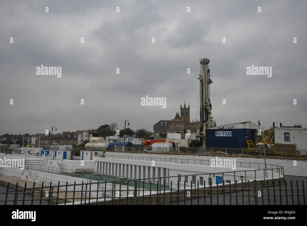 Drilling for geothermal energy to heat the outdoor Jubilee Pool Penzance Stock Photo