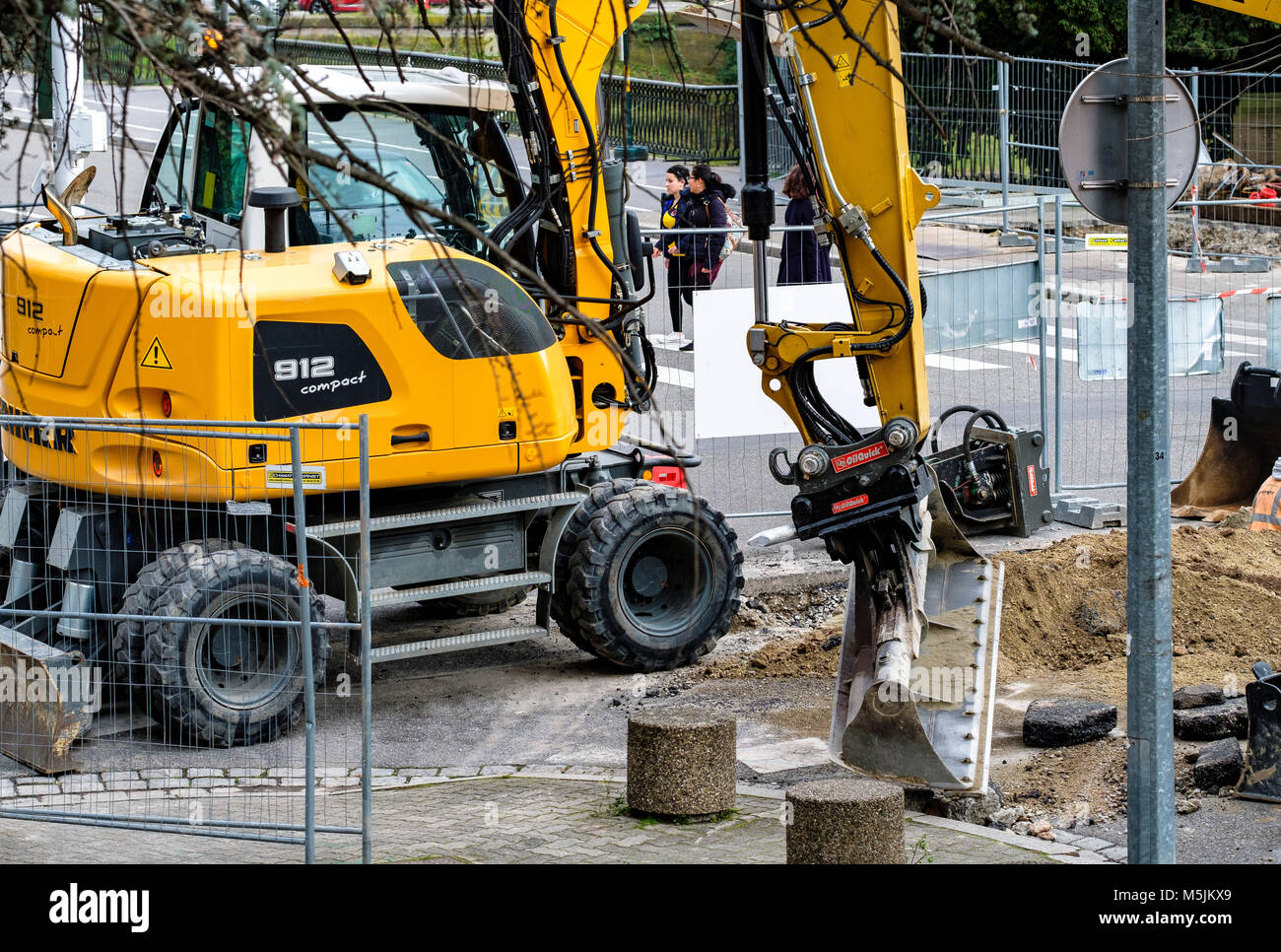 Civil engineering Strasbourg, mechanical shovel digging service trench