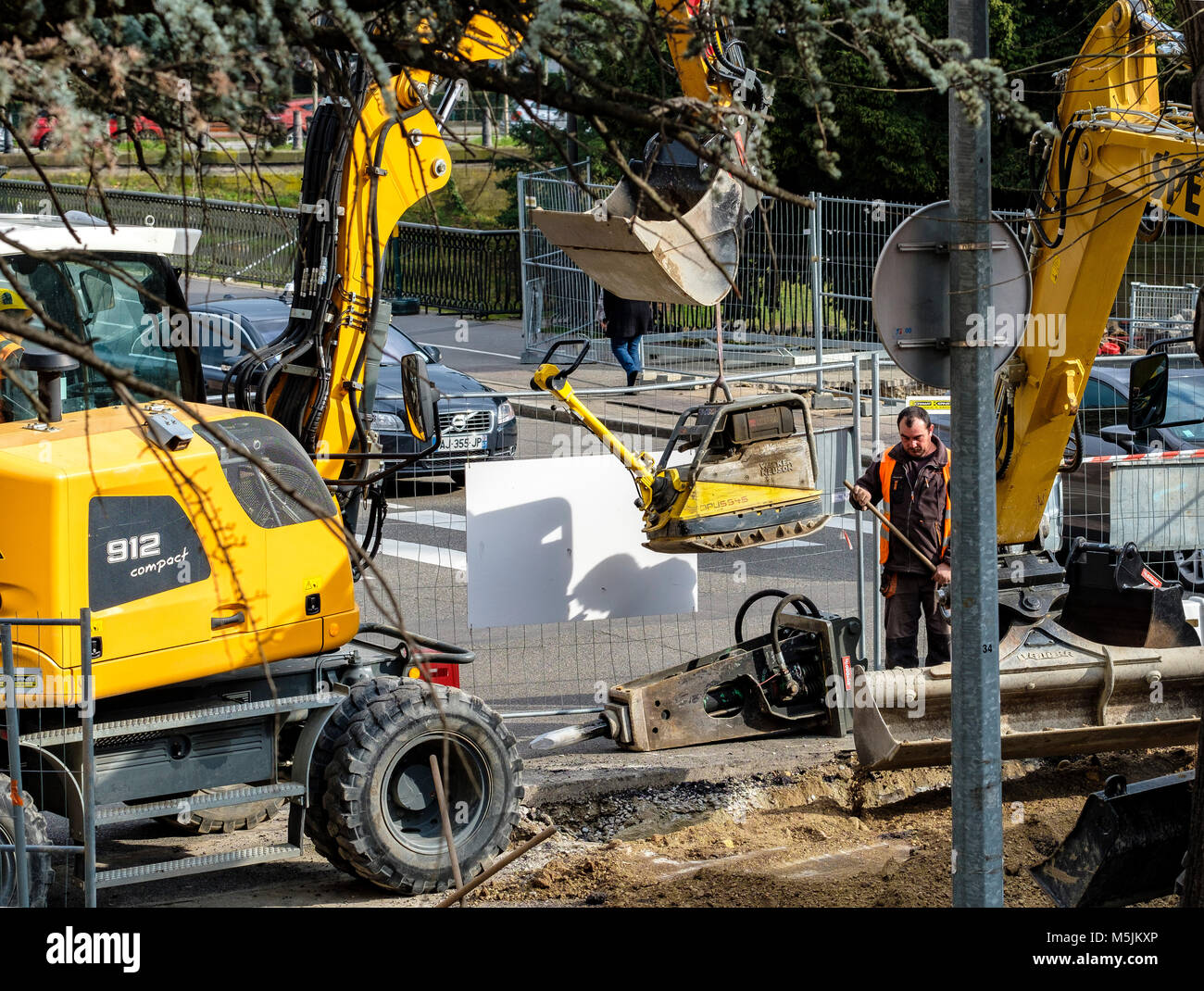 Civil engineering Strasbourg, worker, mechanical shovels digging