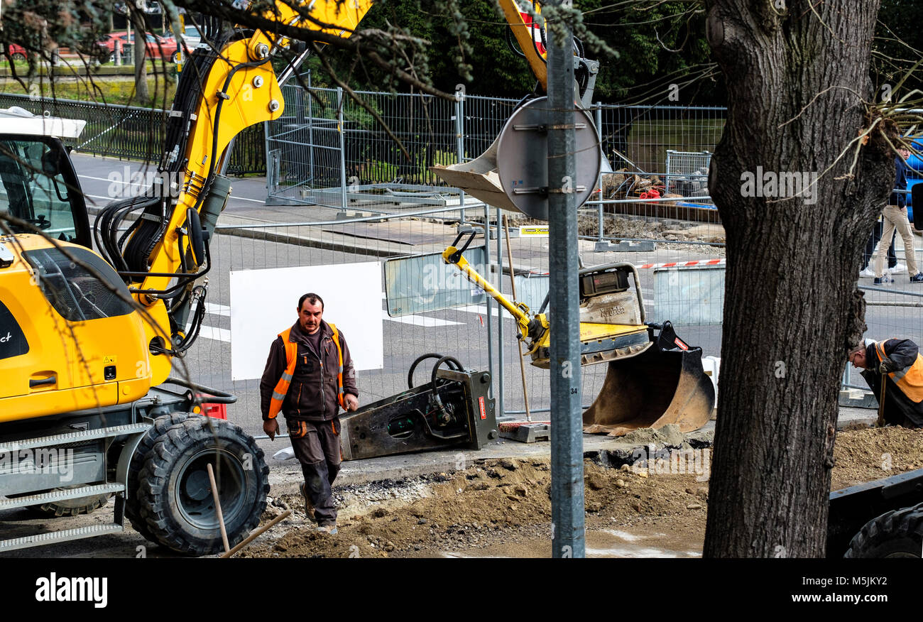 Civil engineering Strasbourg, worker, mechanical shovel digging service