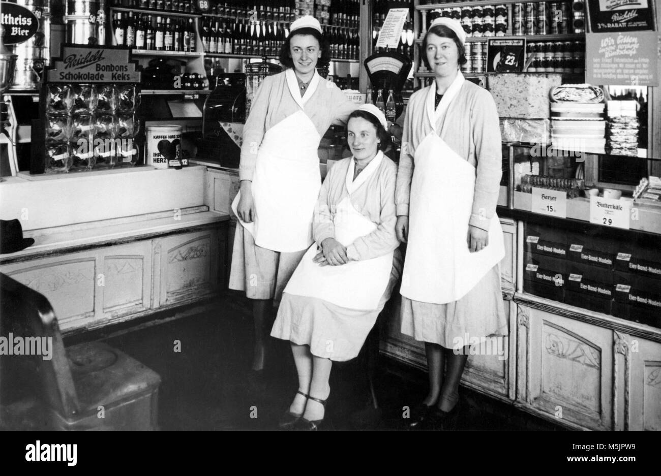 Grocery shopping 1950s hires stock photography and images Alamy