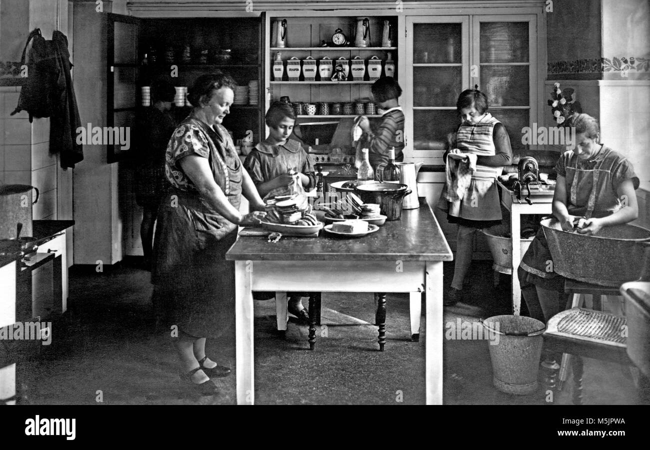 Women and girls working in the kitchen,1950s,Schulheim Zinnwald,Germany Stock Photo