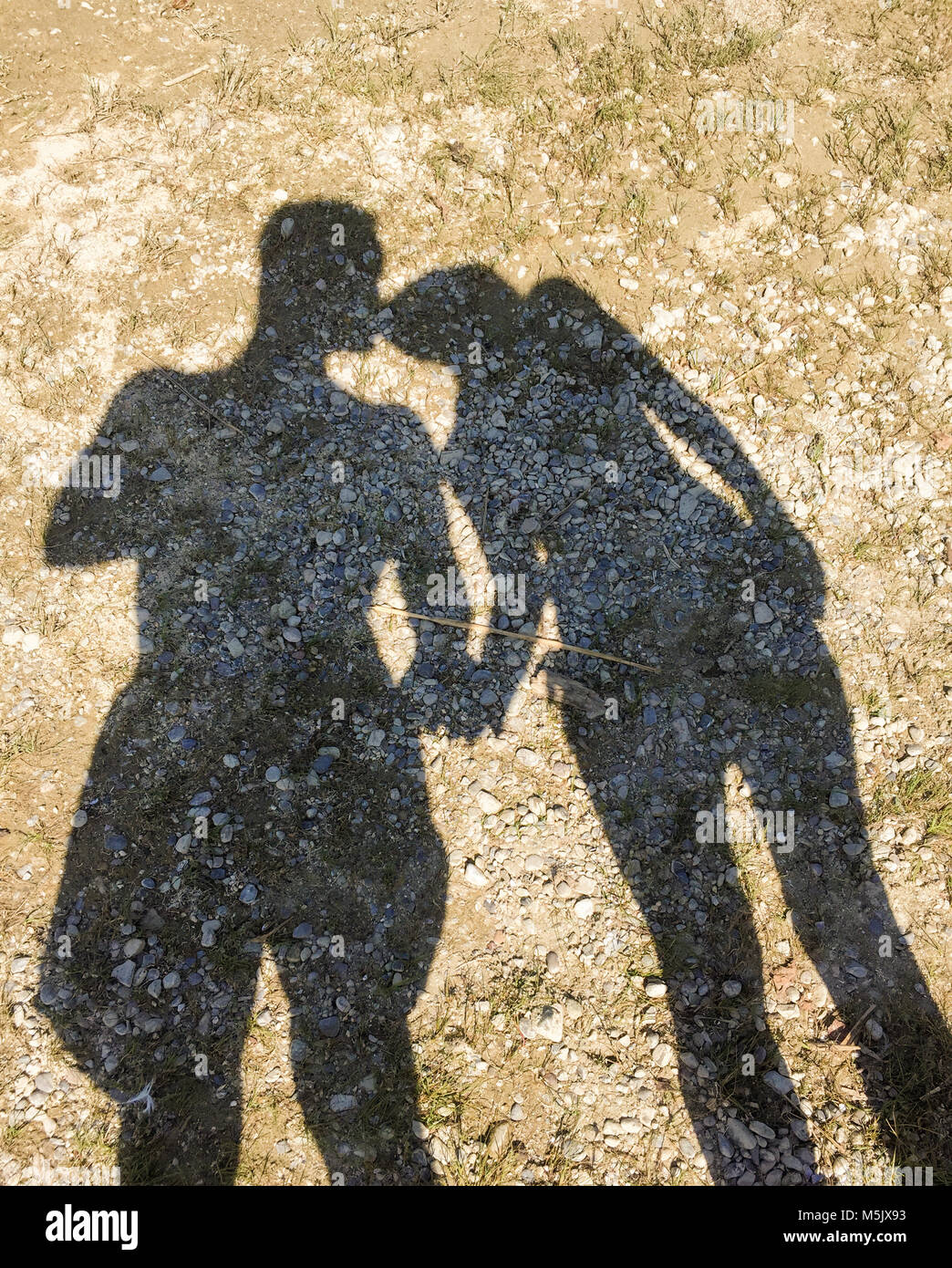 Kissing couples silhouette hi-res stock photography and images - Alamy