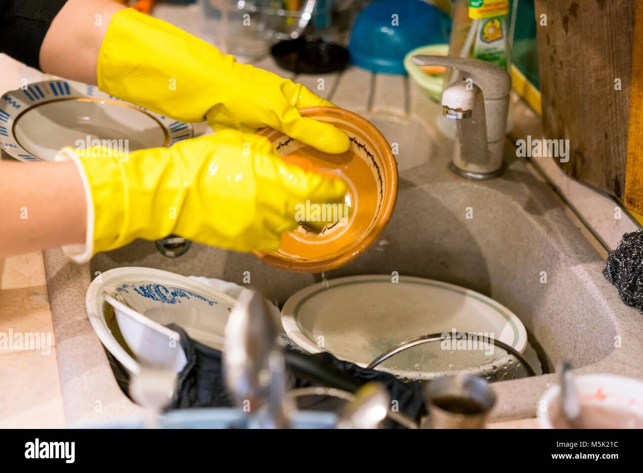 Перчатки мыть посуду. Мытье посуды. Мойка посуды в перчатках. Мытье посуды в перчатках. Мойте посуду в перчатках.