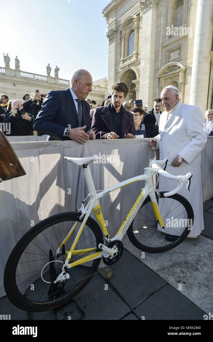 Cycling world champion Peter Sagan gives Pope Francis a bicycle during the  weekly general audience at the Vatican Featuring: Peter Sagan, Pope Francis  Where: Rome, Italy When: 24 Jan 2018 Credit: IPA/WENN.com **