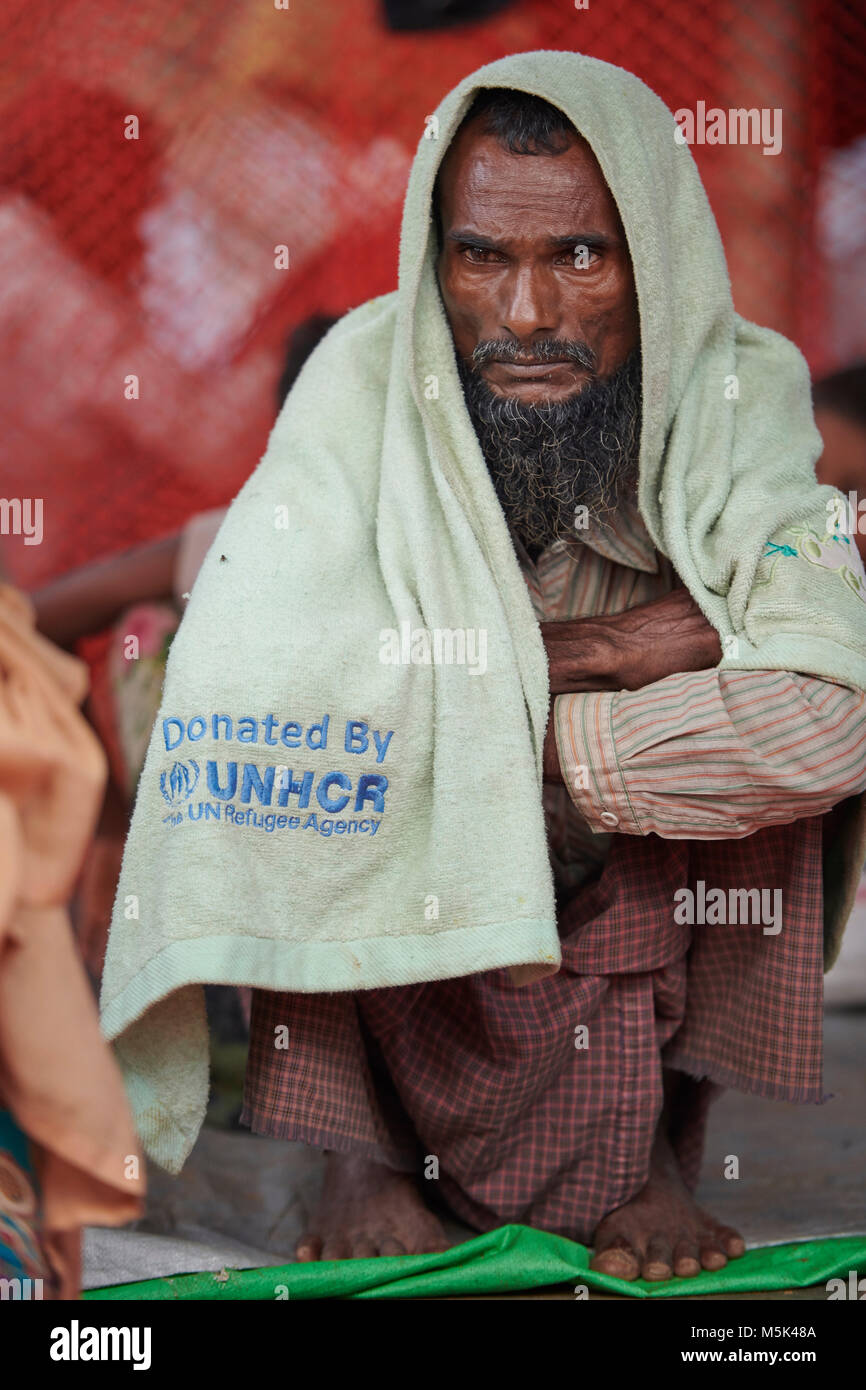 A Rohingya man, having just crossed the border from Myanmar, waits to complete registration in the Kutupalong Refugee Camp, Cox's Bazar, Bangladesh. Stock Photo