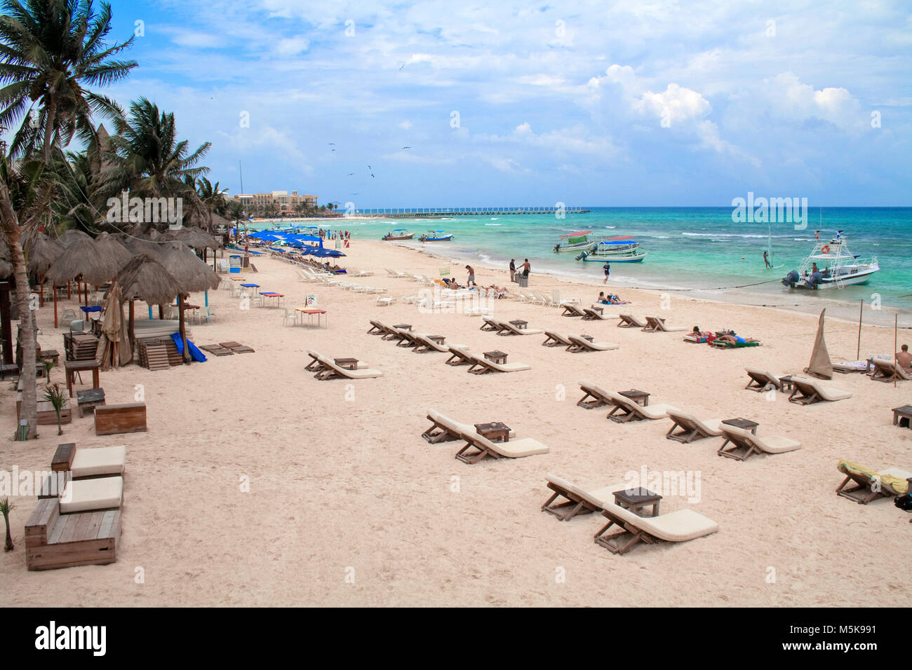 Sonnenliegen am Strand von Playa del Carmen, Playa del carmen, Mexiko, Karibik | Sunbeds at the beach of Playa del Carmen, Mexico, Caribbean Stock Photo