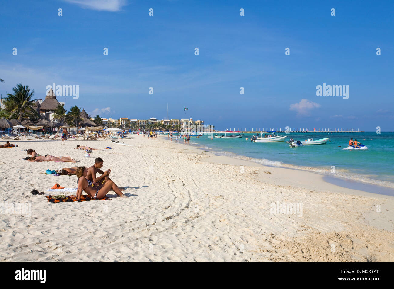 Sonnenbad am Strand von Playa del Carmen, Mexiko, Karibik | Tourists sunbathing at the beach of Playa del Carmen, Mexico, Caribbean Stock Photo