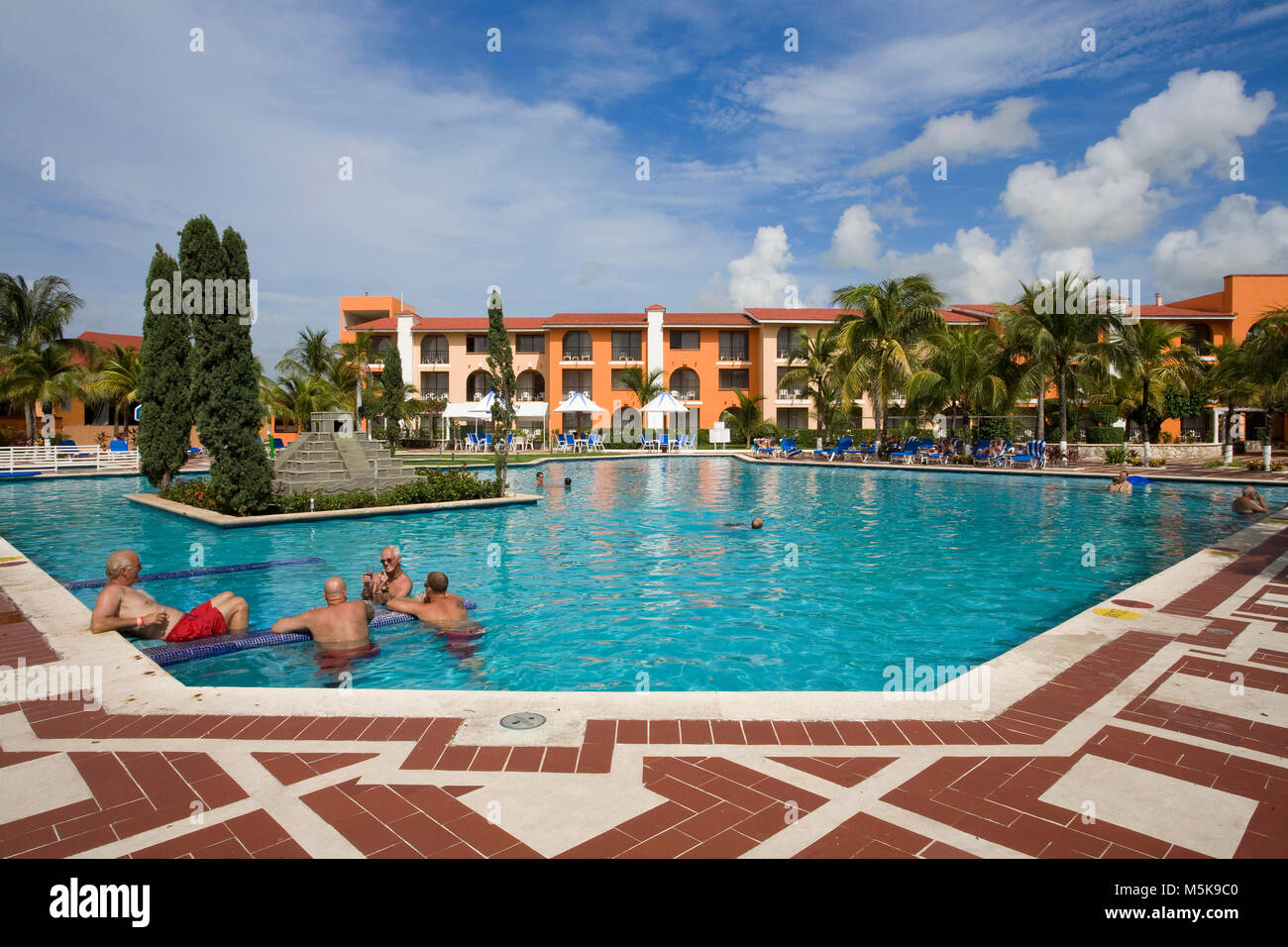 Senioren im Pool vom Hotel Cozumel, Cozumel, Mexiko, Karibik | Seniors standing in pool of Hotel Cozumel, Cozumel, Mexico, Caribbean Stock Photo